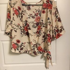 Floral crop top with tie. NEW WITHOUT TAGS.